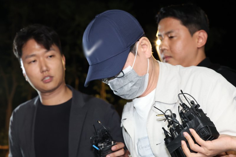 <span id='_stock_code_001470' data-stockcode='001470'>삼부토건</span> 주가조작 의혹 사건의 '키맨' 이기훈씨가 목포에서 체포돼 지난 11일 서울 종로구 김건희 특검팀으로 호송되어 오고 있다. 뉴시스