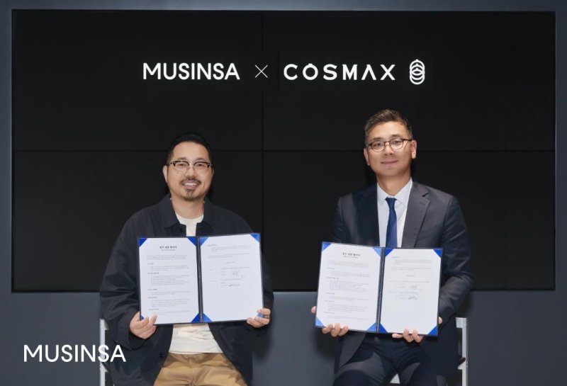 최재영 무신사 커머스부문장(왼쪽)과 최재우 <span id='_stock_code_192820' data-stockcode='192820'>코스맥스</span> 국내마케팅본부 부문장이 MOU 체결 후 기념사진을 촬영하고 있다. 무신사 제공