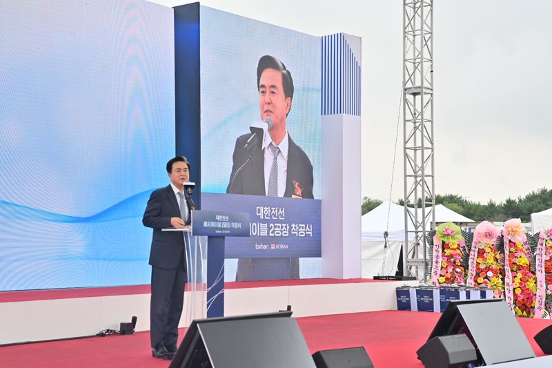 김태흠 충남지사가 25일 충남 당진 아산국가산업단지 고대지구내 대한전선 제2공장 착공식에서 축사를 하고 있다.