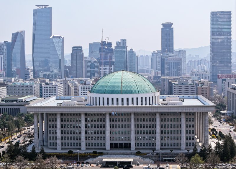 서울 영등포구 여의도에서 드론으로 촬영한 국회의사당 전경. 뉴스1