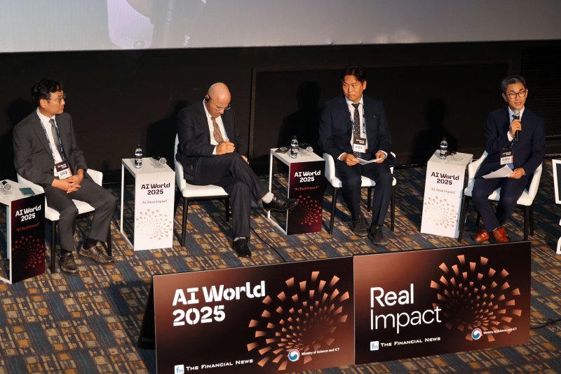 김득중 정보통신산업진흥원(NIPA) 부원장(왼쪽부터), 야리브 로탄 스타트업네이션센트럴 VP, 손금주 법무법인 율촌 변호사, 최경진 가천대학교 법과대학 교수가 25일 서울 송파구 롯데월드타워 롯데시네마에서 파이낸셜뉴스와 과학기술정보통신부가 공동 개최한 'AI월드 2025'에서 전문가좌담을 나누고 있다. 사진=서동일 기자