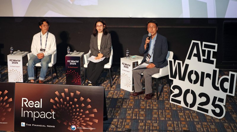 25일 서울 송파구 롯데월드타워 롯데시네마에서 열린 'AI월드 2025'에서 좌장인 문정욱 정보통신정책연구원 디지털사회전략연구실 실장의 사회로 패널토론이 열리고 있다. 오른쪽부터 문정욱 실장, 박계현 한국마이크로소프트 정책협력법무실 전무, 곽준호 한국정보통신기술협회(TTA) AI신뢰성센터 AI신뢰성기술팀장. 사진=박범준 기자