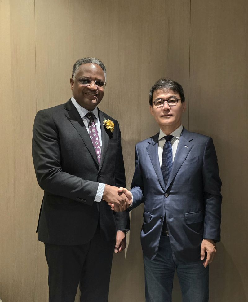 지난 17일 서울 강남구 웨스틴 서울 파르나스 호텔에서 열린 글로벌 인프라 협력 컨퍼런스 행사에서 정영균 <span id='_stock_code_037440' data-stockcode='037440'>희림</span> 회장(오른쪽)과 요나지 탄자니아 총리실 상임차관이 기념촬영을 하고 있다. 희림종합건축사사무소 제공