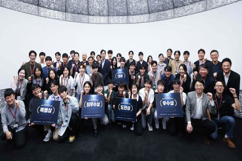 <span id='_stock_code_003550' data-stockcode='003550'>LG</span> CNS가 주최한 '최적화 그랜드 챌린지 2025' 시상식 후 대회 수상자 및 관계자들이 기념사진을 촬영하는 모습. LG CNS 제공