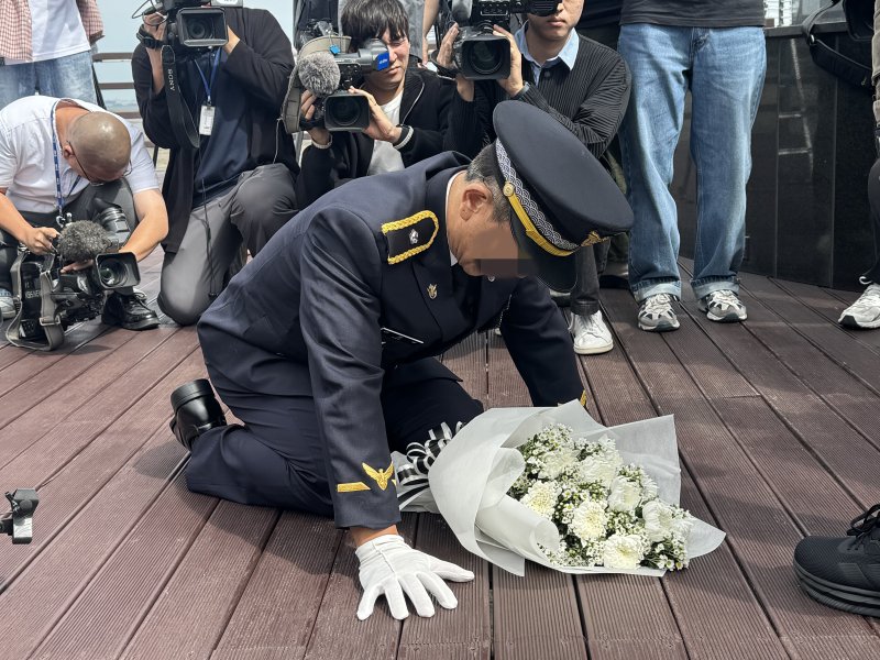 '이재석 경사 순직 사건' 관련 담당 팀장인 A 경위가 22일 오후 인천시 옹진군 <span id='_stock_code_012160' data-stockcode='012160'>영흥</span>도 돌고래전망대에서 유족 앞에서 무릎을 꿇고 빌고 있다. 뉴스1