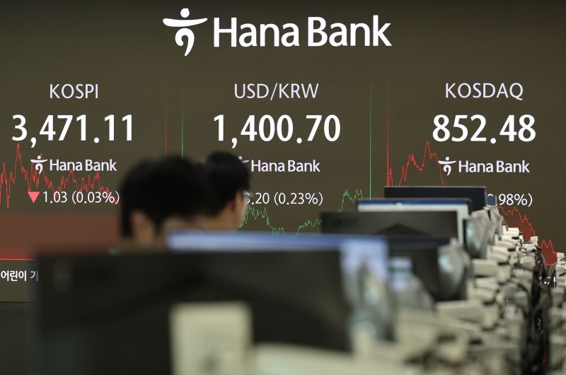 25일 오후 서울 중구 하나은행 딜링룸에서 딜러들이 업무를 보고 있다. /사진=뉴시스