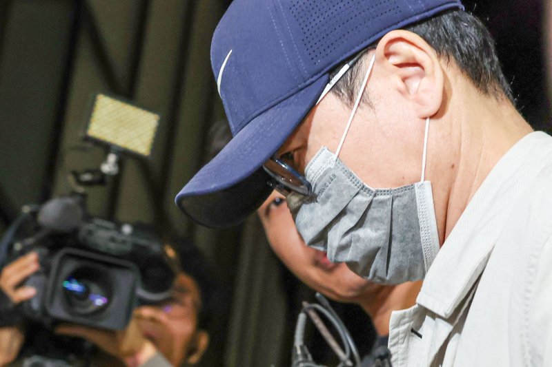 <span id='_stock_code_001470' data-stockcode='001470'>삼부토건</span> 주가조작 의혹 사건의 '키맨' 이기훈씨가 목포에서 체포돼 지난 11일 서울 종로구 김건희 특검팀으로 호송되어 오고 있다. 뉴시스