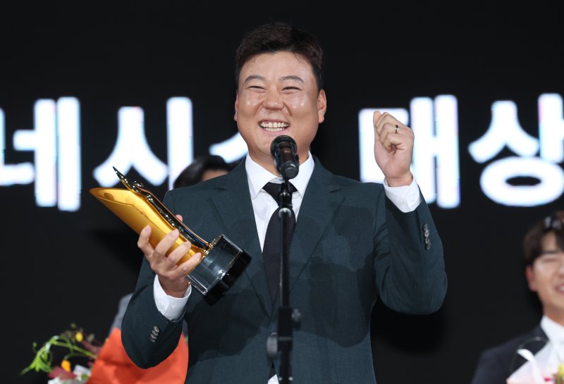 함정우가 27일 서울 용산구 그랜드하얏트 호텔에서 열린 2023 KPGA 제네시스 대상 시상식에서 대상을 수상한 뒤 소감을 말하며 환하게 웃고 있다.연합뉴스