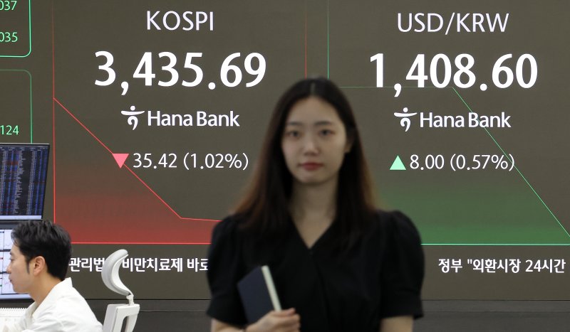 26일 서울 중구 하나은행 본점 딜링룸에서 딜러가 업무를 보고 있다. /사진=연합뉴스