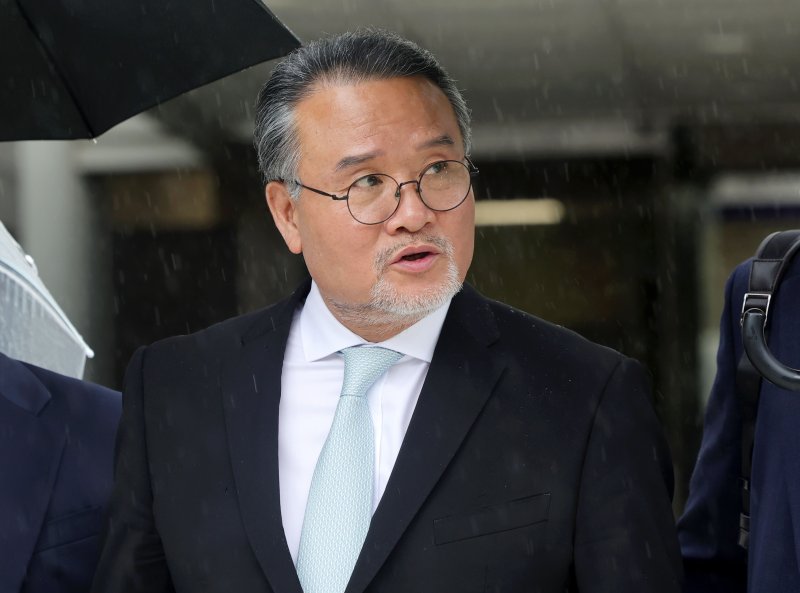 이일준 <span id='_stock_code_001470' data-stockcode='001470'>삼부토건</span> 회장이 지난 7월 서울 서초구 서울중앙지방법원에서 열린 구속 전 피의자 심문에 출석한 뒤 법원을 나서고 있다. /사진=뉴시스