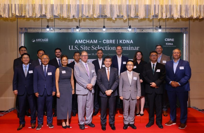아이마켓코리아 김학재 대표(앞줄 왼쪽 첫번째)와 김인철 경영지원실장(뒷줄 왼쪽 첫번째)이 지난 25일 포시즌스 호텔 서울에서 열린 &#39;암참 인사이트-미국 내 입지선정 세미나 2025&#39;에서 참석자들과 기념촬영을 하고 있다. 아이마켓코리아 제공