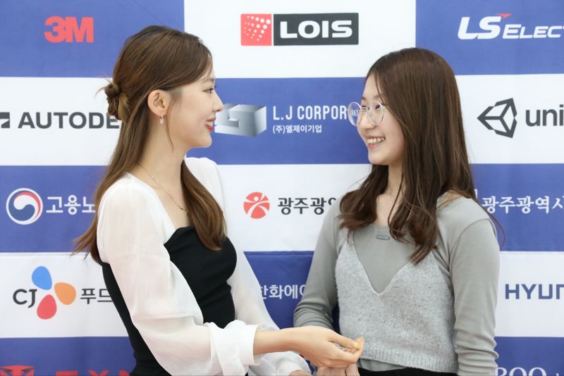 광주광역시에서 열린 제60회 직종기능경기대회 헤어스타일 부문에서 금메달 및 국무총리상을 수상한 김규민(16)양과 김 양을 지도한 국제기능경기대회 헤어스타일 부문 은메달리스트 <span id='_stock_code_208140' data-stockcode='208140'>정다운</span> 아모담 대표가 서로를 바라보고 있다. 산업인력공단 제공