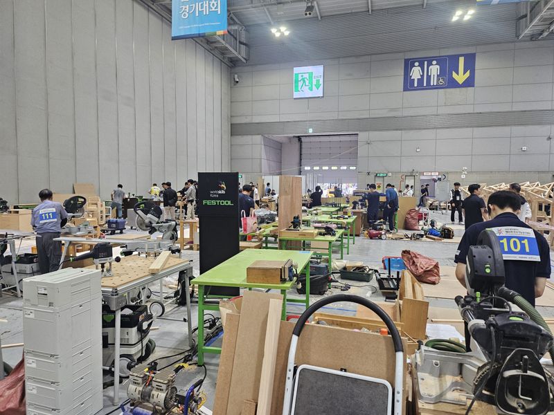 지난 20일부터 26일까지 광주광역시에서 진행된 제60회 전국기능경기대회 중 24일 건축·목재 분과 경기에서 참가자들이 경쟁하고 있다. 사진=김준혁 기자