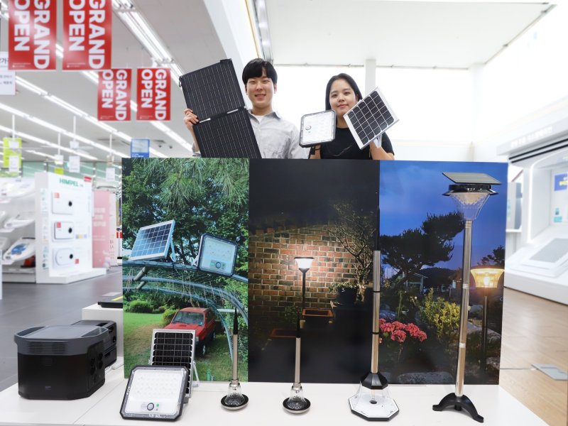 모델들이 <span id='_stock_code_071840' data-stockcode='071840'>롯데하이마트</span>에서 판매하는 태양광 발전 상품을 홍보하고 있다. 롯데하이마트 제공