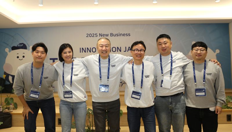 구자은 LS그룹 회장(왼쪽 세번째)이 지난 26일 경기 안양 LS타워에서 개최된 'LS 퓨처 데이'에서 임직원들과 함께 기념사진을 찍고 있다. LS그룹 제공