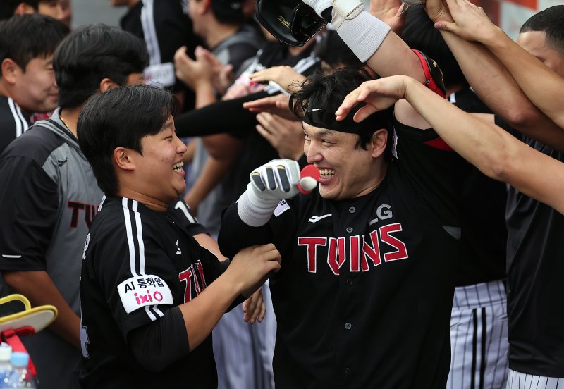 지난 27일 오후 대전 <span id='_stock_code_000880' data-stockcode='000880'>한화</span>생명 볼파크에서 열린 프로야구 &#39;2025 <span id='_stock_code_005450' data-stockcode='005450'>신한</span> SOL뱅크 KBO 리그&#39; <span id='_stock_code_003550' data-stockcode='003550'>LG</span> 트윈스와 한화 이글스의 경기에서 LG 박동원이 1회초 2사 2루 상황에서 투런홈런을 친 뒤 더그아웃에서 동료들과 기쁨을 나누고 있다. 뉴스1