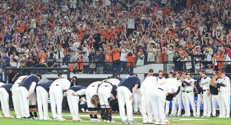 지난 26일 오후 대전 한화생명 볼파크에서 열린 프로야구 &#39;2025 신한 SOL뱅크 KBO 리그&#39; LG 트윈스와 한화 이글스의 경기에서 4대1로 승리한 한화 선수들이 팬들에게 인사하고 있다. 뉴스1