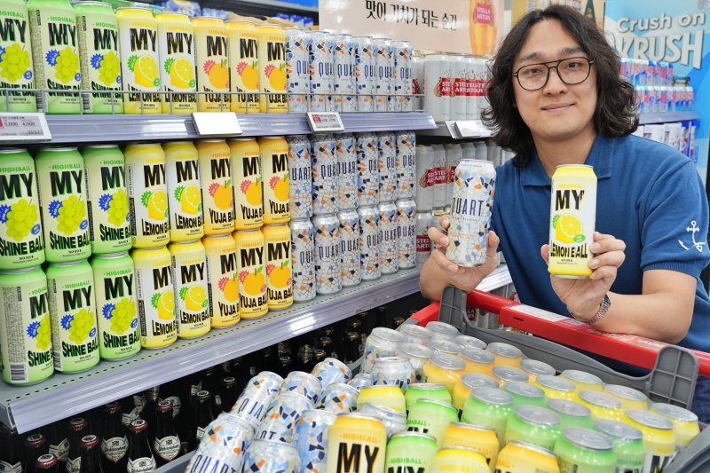 롯데마트와 롯데슈퍼가 오프라인 채널에서 선보이는 1000원대 하이볼 제품을 선보이고 있다. 롯데마트 제공