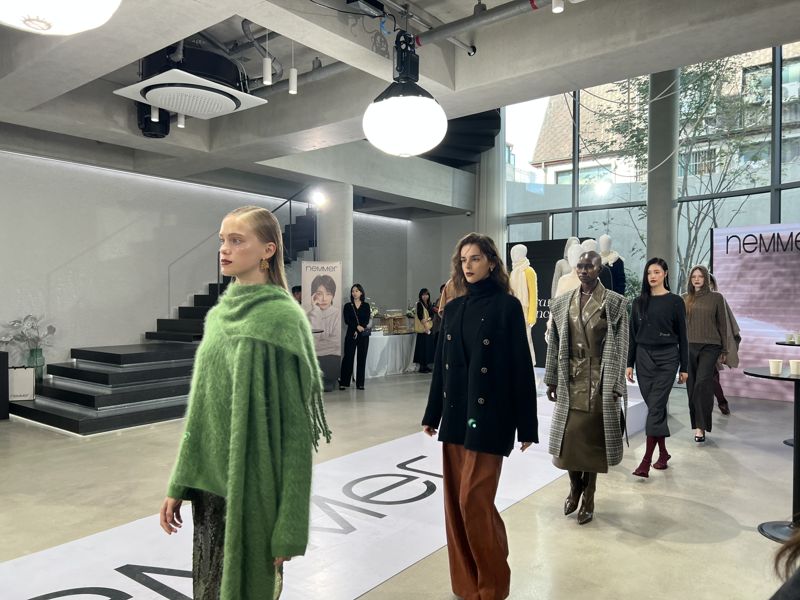 지난 18일 서울 중구의 한 스튜디오에서 다음달 론칭을 앞둔 롯데홈쇼핑의 단독 패션브랜드 '네메르' 쇼케이스가 펼쳐지고 있다. 사진=김현지 기자