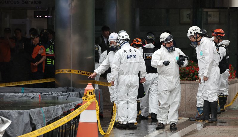 28일 오전 대전경찰청·소방·국립과학수사연구원 등 합동감식반 관계자들이 대전 유성구 국가정보자원관리원(국정자원) 화재현장으로 향하는 중 소화 수조에 담겨있는 리튬이온배터리를 확인하고 있다. 뉴스1