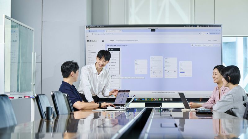 <span id='_stock_code_034730' data-stockcode='034730'>SK</span>T 구성원들이 ‘에이닷 비즈’를 활용해 업무를 진행하고 있다. SKT 제공