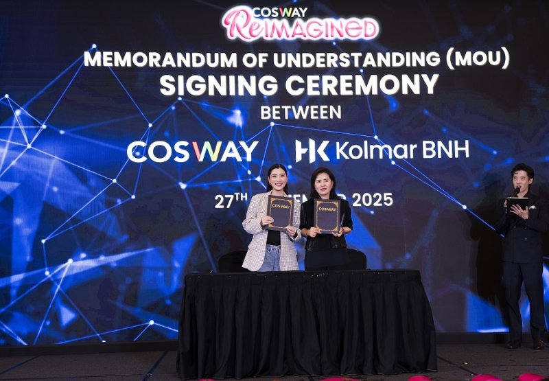 윤여원 <span id='_stock_code_200130' data-stockcode='200130'>콜마비앤에이치</span> 대표(오른쪽)가 크리세이스 탄 코스웨이 CEO와 MOU 체결 후 기념촬영을 하고 있다. 콜마비앤에이치 제공