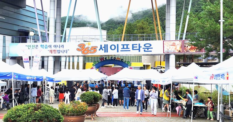 <span id='_stock_code_095720' data-stockcode='095720'>웅진씽크빅</span>은 지난 20일 태백시 한국청소년안전체험관 일대에서 열린 &#39;제18회 강원특별자치도 지역아동센터 축제 한마당&#39;에 전집을 기부, 독서 프로그램과 체험 활동을 지원했다. 웅진 제공