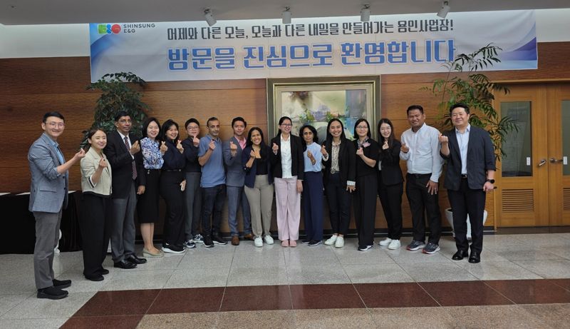 <span id='_stock_code_011930' data-stockcode='011930'><span id='_stock_code_011930' data-stockcode='011930'>신성이엔지</span></span> 용인사업장을 방문한 글로벌 연수생들이 견학을 마치고 기념 촬영을 하고 있다. 신성이엔지 제공