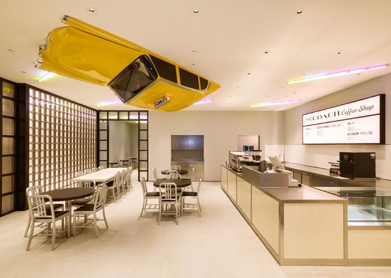 롯데몰 동부산점에 국내 최초로 문을 연 코치 카페(COACH Café). <span id='_stock_code_023530' data-stockcode='023530'>롯데쇼핑</span> 제공