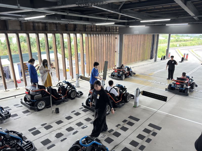 제주시 애월읍에 위치한 &#39;9.81파크 제주&#39;. 방문객들이 &#39;RACE981&#39; 체험을 위해 출발선에 서고 있다. 사진&#x3D;신지민 기자