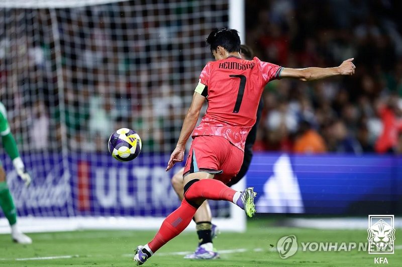 미국전에서 골을 넣고 있는 손흥민.연합뉴스