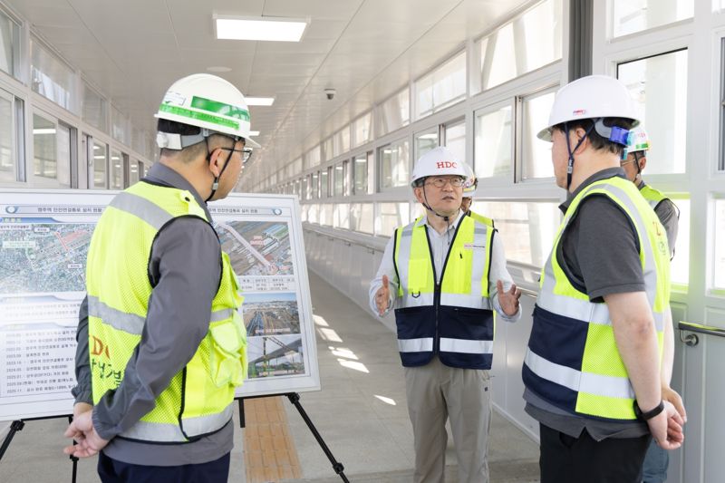 지난 26일 경상북도 영주시 도담-영천 복선전철 4공구 현장에서 정경구 대표이사(왼쪽 두 번째) 주재로 현장 안전보건 점검이 진행됐다. <span id='_stock_code_294870' data-stockcode='294870'>HDC현대산업개발</span> 제공