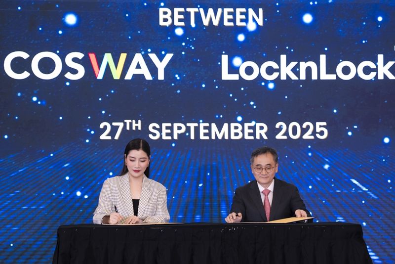 이영상 락앤락 대표(오른쪽)가 지난 27일 코스웨이와 업무협약을 체결하고 기념촬영을 하고 있다. 락앤락 제공