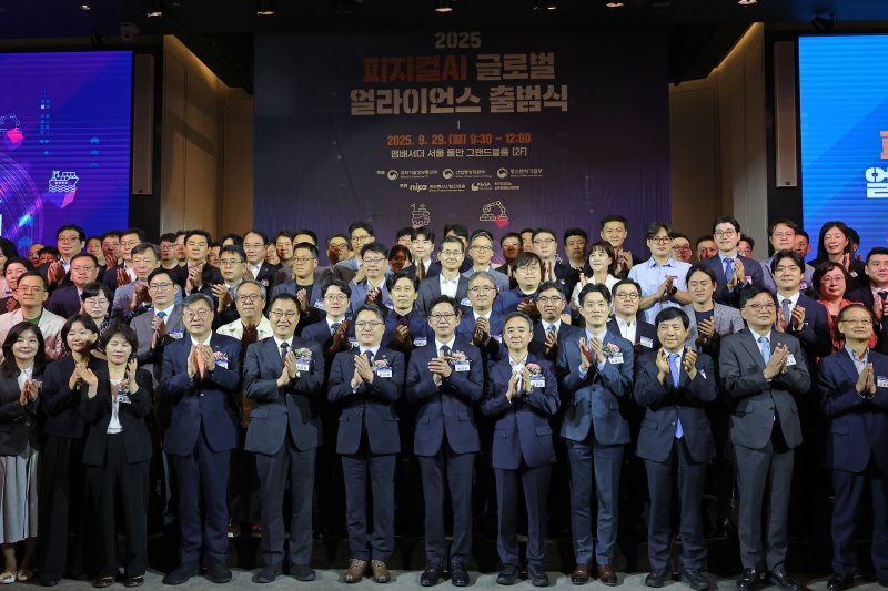 배경훈 과학기술정보통신부 장관, 임문영 국가인공지능전략위원회 부위원장(맨앞줄 왼쪽에서 7번째, 8번째) 등 참석자들이 29일 서울 중구 앰배서더 서울 풀만 호텔에서 열린 피지컬AI 글로벌 얼라이언스 출범식에서 출범 퍼포먼스를 하고 있다. 연합뉴스 제공