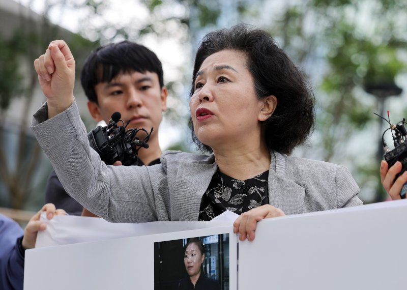 김영선 전 국민의힘 의원이 4일 서울 종로구 <span id='_stock_code_030200' data-stockcode='030200'>KT</span> 광화문빌딩 웨스트에 마련된 윤석열 전 대통령 부인 김건희 여사 의혹을 수사하는 민중기 특별검사 사무실로 출석하며 입장을 밝히고 있다. 사진=뉴시스