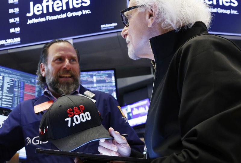 미국 뉴욕 뉴욕증권거래소(NYSE)에서 7월 30일(현지시간) 한 중개인이 &#39;스탠더드앤드푸어스(S&amp;P)500 지수 7000&#39;이라는 문구가 박힌 모자를 들고 있다. 뉴욕 증시 3대 지수는 29일 엔비디아 강세 속에 거래일 기준으로 이틀째 상승 흐름을 이어갔다. UPI 연합