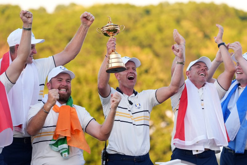 루크 도널드(잉글랜드, 가운데) 유럽팀 단장이 28일(현지 시간) 미국 뉴욕 파밍데일의 베스페이지 블랙 골프코스에서 열린 2025 라이더컵에서 팀이 우승한 후 트로피를 들고 팀원들과 함께 환호하고 있다. 유럽팀은 종합 점수 15-13으로 미국팀을 꺾고 2연패를 달성했다.뉴시스