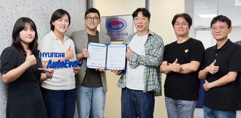 <span id='_stock_code_307950' data-stockcode='307950'>현대오토에버</span>가 한국인정기구(KOLAS)로부터 ‘도로차량 기능안전’ 부문 ‘공인검사기관’으로 인정받은 후 현대오토에버 프로세스인증팀 한해리 책임, 최지윤 책임, 김정민 책임, 정지훈 차량전장SW센터장, 박경훈 차량SW평가기술실장, 최경묵 프로세스인증팀장(왼쪽부터)이 기념촬영하고 있다. 현대오토에버 제공