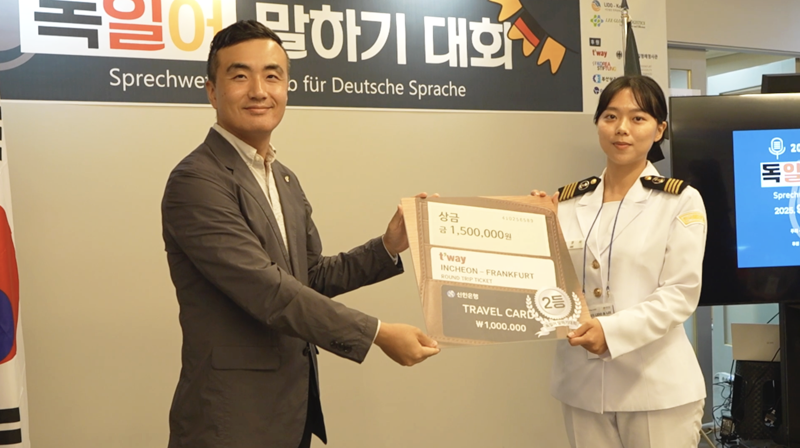김한길 <span id='_stock_code_091810' data-stockcode='091810'>티웨이항공</span> 부산 지점장(왼쪽)이 지난 27일 '2025 부산&middot;울산&middot;경남 지역 독일어 말하기 대회' 수상자에게 인천∼프랑크푸르트 왕복 항공권을 시상하고 있다. 티웨이항공 제공