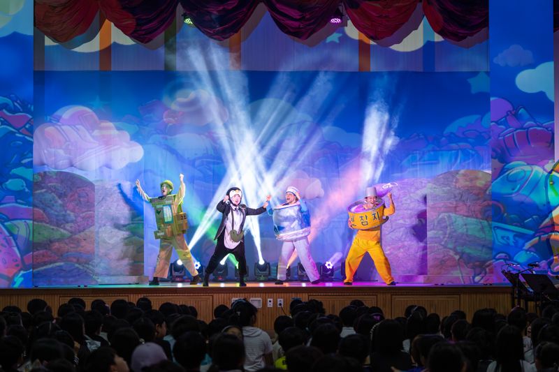 지난 23일 경기 고양시 지축초등학교 학생들이 교보생명 주최의 환경뮤지컬 '꼬옥이와 함께하는 두근두근 새로나 챌린지'를 관람하고 있다. 교보생명 제공