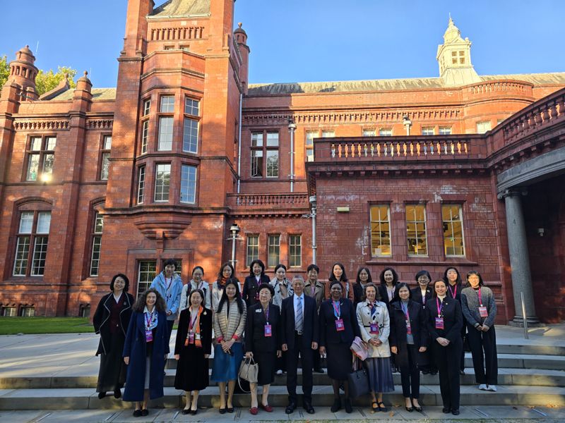 학교법인 동서학원 박동순 이사장(앞줄 왼쪽 네번째)이 영국 맨체스터대학에서 개최된 세계대학여성총장회의 유럽포럼 참석자들과 기념촬영을 하고 있다. 동서대학교 제공