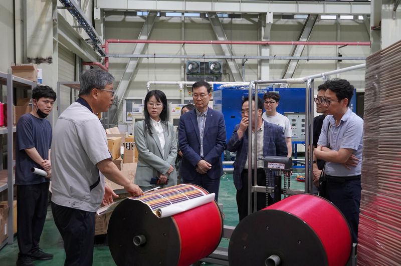 부산테크노파크가 지난 7월부터 두 달간 2025년도 매뉴콘 신규 선정기업 현장을 돌며 심층 포커스 그룹 면담(FGI)을 진행했다. 사진은 지난 3일 부산 사하구 아셈스 제조공장에서 진행된 심층 FGI 현장. 부산테크노파크 제공