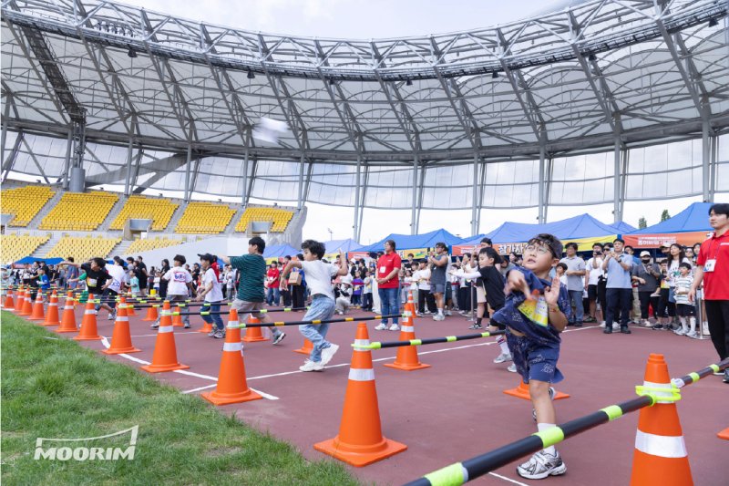 지난 9월 27일 경남 진주시 진주종합경기장 주경기장에서 열린 '2025 제6회 무림페이퍼 KOREAN CUP 종이비행기대회'에서 참가 선수들이 종이비행기를 힘차게 날리고 있다. 무림페이퍼 제공