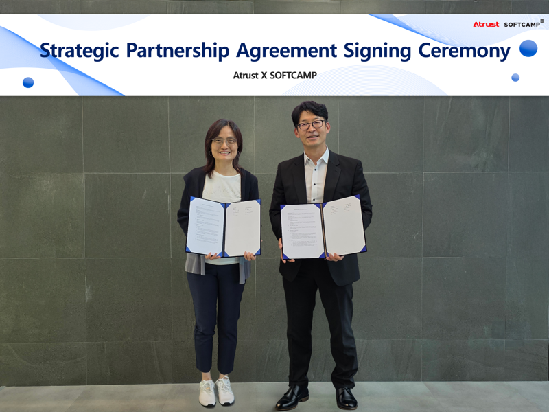 에이트러스트의 소피아 린(왼쪽) 시니어 부회장과 <span id='_stock_code_258790' data-stockcode='258790'>소프트캠프</span> 배환국 대표이사가 MOU를 체결하고 기념 촬영하는 모습. 소프트캠프 제공