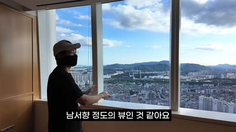 유튜브 채널 &#39;터보832&#39;를 운영하는 유튜버가 공실로 1년째 비어있는 시그니엘 레지던스를 소개하고 있다. &#x2F;사진&#x3D;유튜브 &#39;터보832&#39;