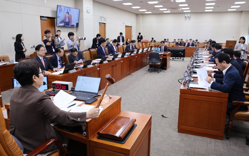 임이자 국회 기획재정위원회 위원장이 30일 서울 여의도 국회에서 열린 기획재정위원회 전체회의에서 의사봉을 두드리고 있다. 뉴스1