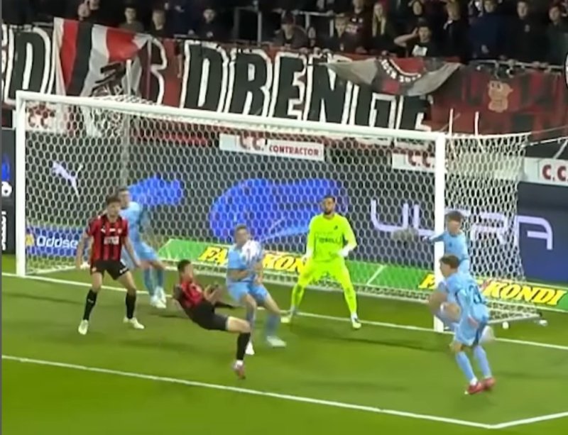 시저스 킥을 시도하는 조규성.연합뉴스