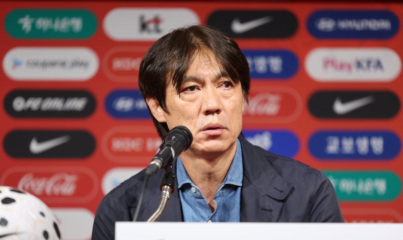 홍명보 대한민국 축구 국가대표팀 감독이 29일 오후 서울 종로구 축구회관에서 10월 A매치 소집 명단을 발표하고 있다. 대한민국 축구 국가대표팀은 오는 10월6일 소집돼 10월10일 오후 8시 브라질, 14일 오후 8시 파라과이와 친선경기를 치른다. 뉴시스