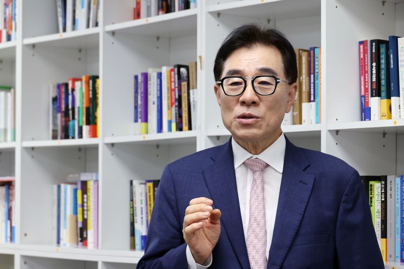 임종인 고려대학교 정보보호대학원 명예교수가 지난 29일 파이낸셜뉴스 노동일 주필과의 대담에서 대전 국가정보자원관리원 전산실 화재로 드러난 문제점과 해법에 대해 말하고 있다. 사진=서동일기자