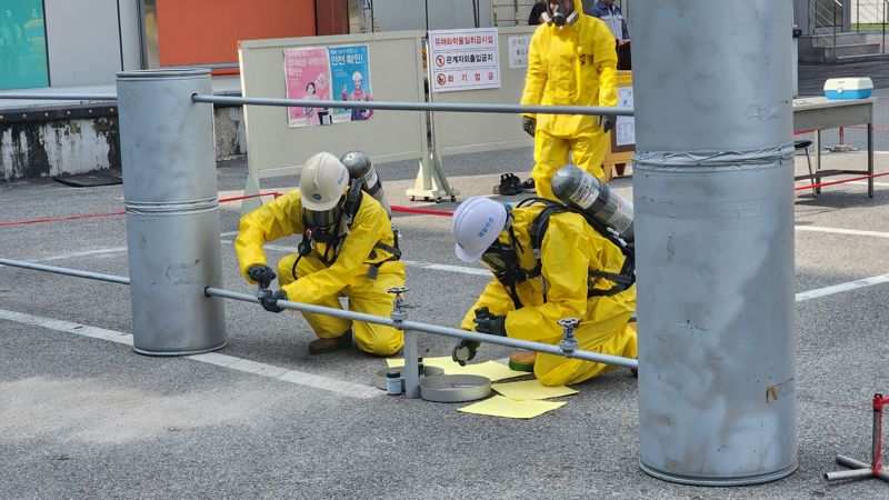 <span id='_stock_code_271980' data-stockcode='271980'>제일약품</span>과 제일헬스사이언스 직원들이 지난달 30일 경기 용인 백암공장에서 재난 대응 종합훈련을 실시하고 있다. 제일약품 제공